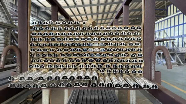 Quais são os principais requisitos para perfis de alumínio utilizados em edifícios altos?